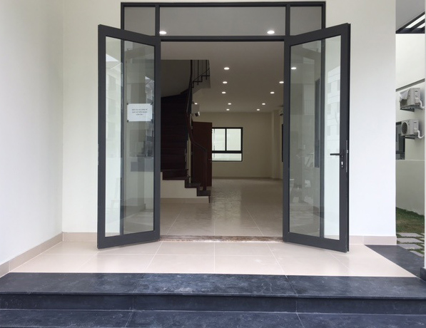 Cua nhom kinh mo quay 2 canh